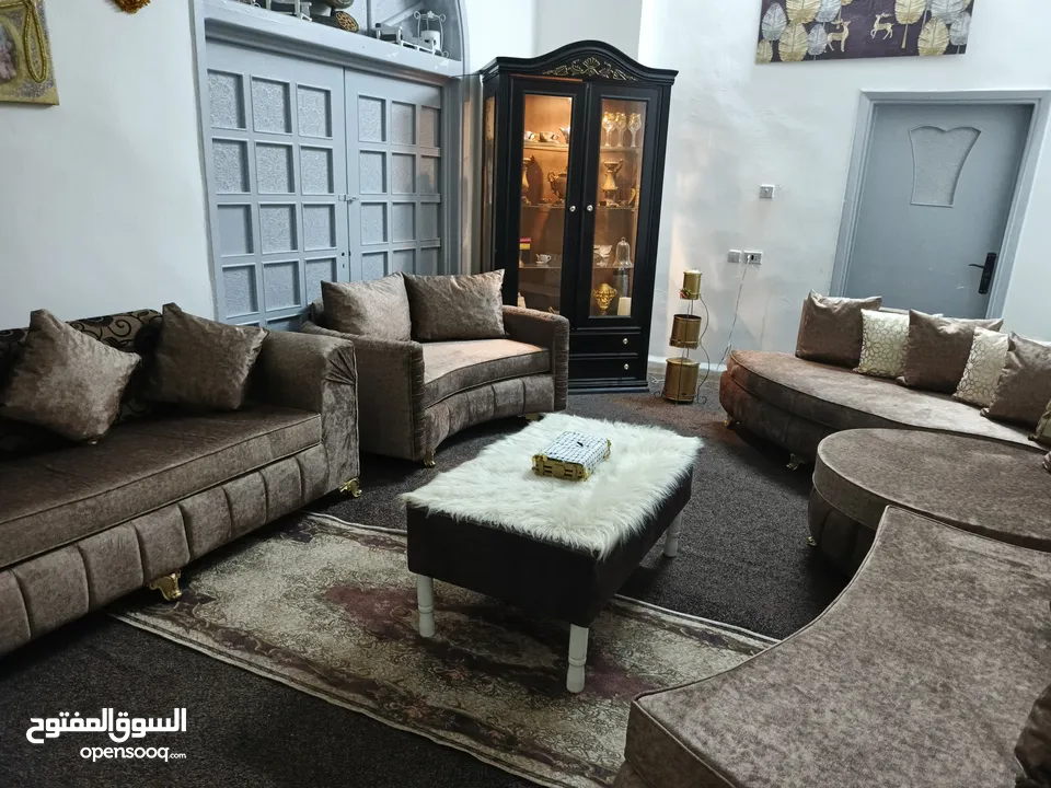 طقم كنب امريكي فخم وراقي لاصحاب الذوق الرفيع طقم عرايسي تفصيل وليس جاهز غمق المقعد متر الطقم فخم جدا