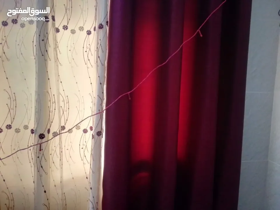 بردايه لون خمري قماش ثقيل كامله مع الجسر ولا غلطه بحاله ممتازه عدد واحد فقط