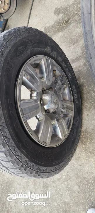 طقم كوتشوك و جنط مقاس 275/65/18 كوتشوك نص عمر نوع ماكسس AT للبيع بسعر 250 دينار
