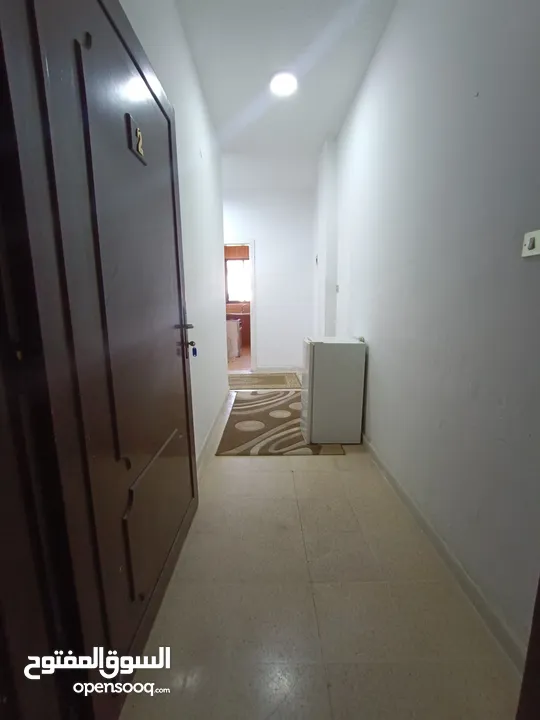 شقة مفروشة بنظام سويت مقابل الجامعة الاردنية بداية طلوع نيفين من المالك مباشرة / عمارة عائلية