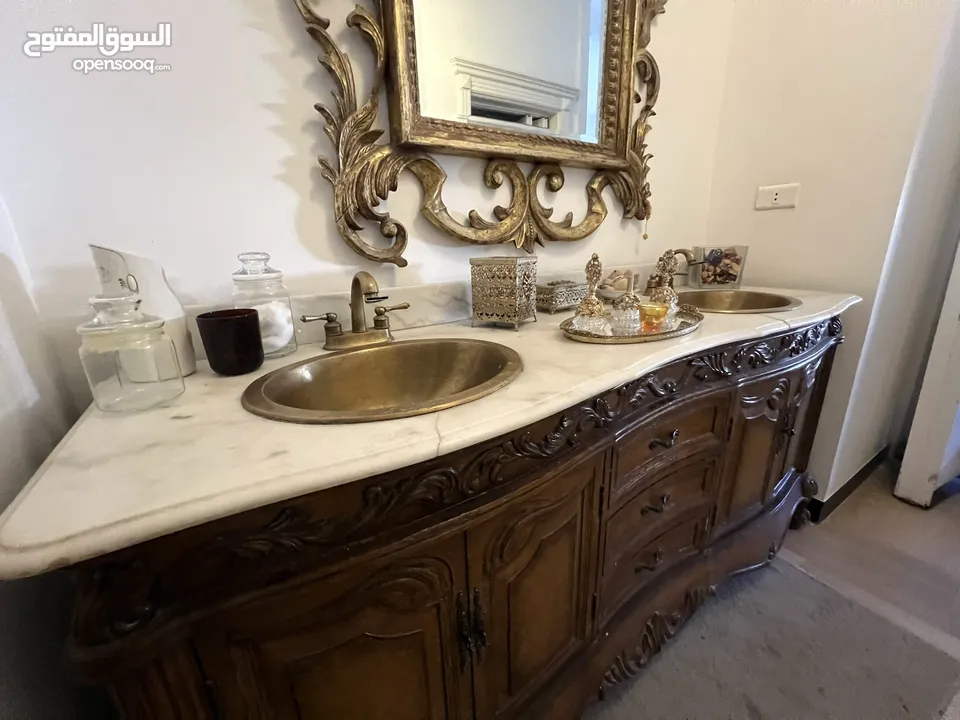 ‎حوض مزدوج عتيق وفاخر للحمام بسطح رخام حقيقي وصنابير نحاس أصيل