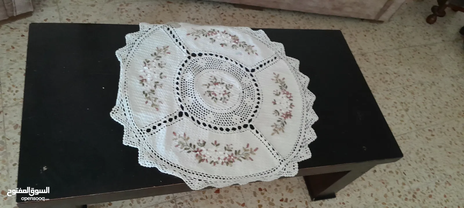 اثاث غرفة جلوس (صالون) بحالة جيدة بجنن اسفنج ناعم لطيف منجد