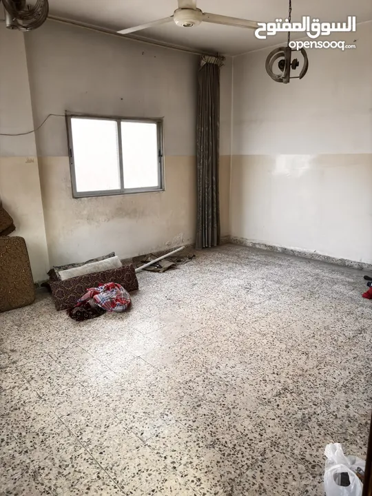 عماره ثلاث طوابق + حوش كبير + بئر ماء  حي الحسين مقابل مدارس ارض العز بالقرب من مخابز يوسف فرح