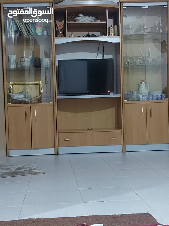بوفية للبيع ثلاث قطع كل قطعه منفصلة ارفف زجاج وابواب زجاج مع خزانتين ودرج مستعملة للبيع مع مكنسة