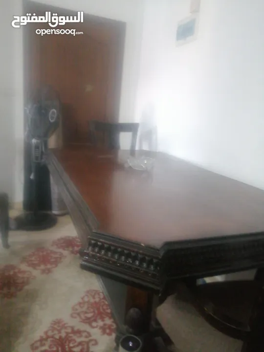 طاولة سفره كبيره بدون كراسي لون بني محروق