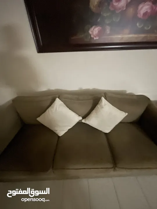 طقم أرائك بني فاخر بحالة شبه جديدة وحدة 2 كراسي وحدة 3 كراسي 160سم و 222سم  السعر قابل لل مفاصلة