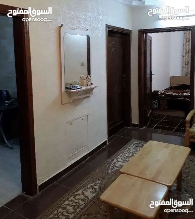 شقة مفروشة غرفتين و صالة مقابل البوابة الجنوبية لجامعة اليرموك