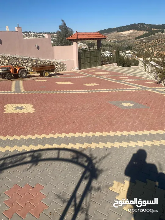 نادره    شرق جرش  تبعد 400 متر عن محطة جو بترول شرق جرش ب 12 كيلو فقط
