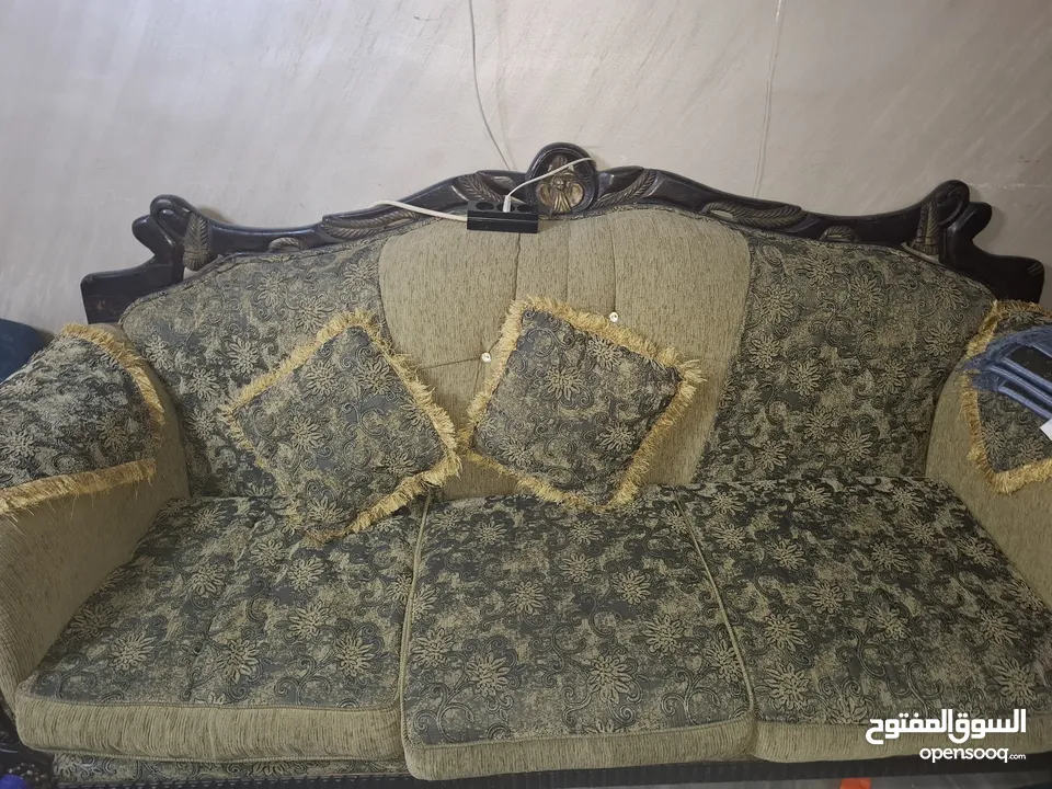 طقمين كنب زان بحاله ممتازه وطقم سفره مع ملحقاتها للبيع