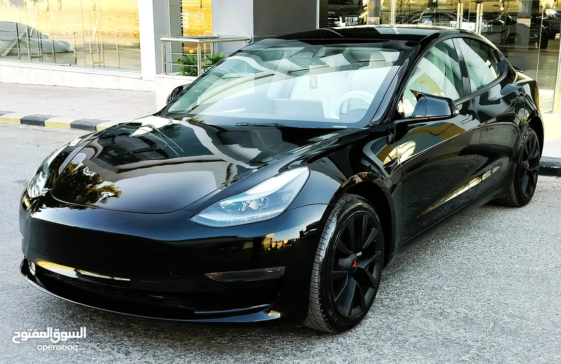 تيسلا 2023 model 3 فحص كامل اوتوسكور لون اسود ملوكي داخلي ابيض بحالة الوكالة بسعر لقطة ومحروووق
