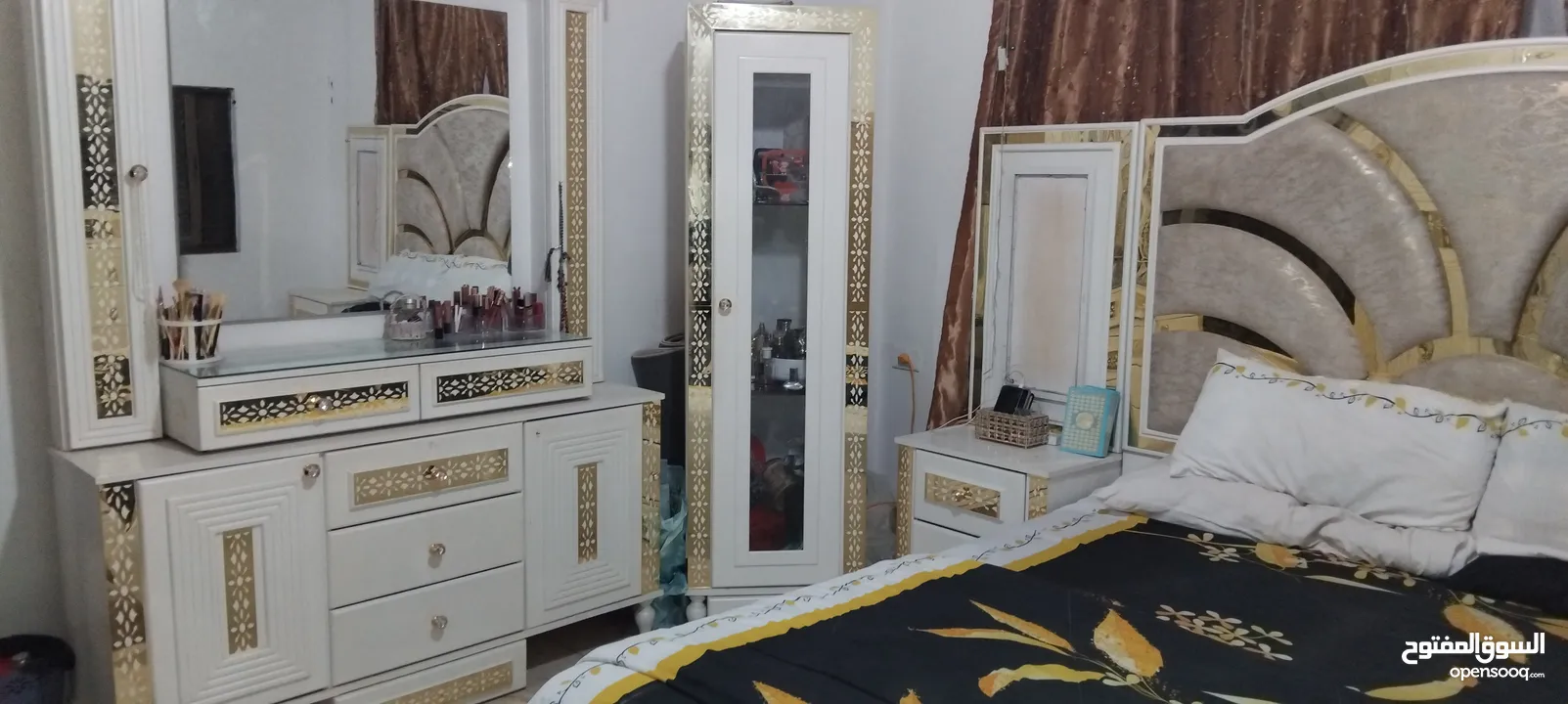 غرفة نوم مضيئه  لون ابيض مع ملحقات كما بالصور مستعملة.......