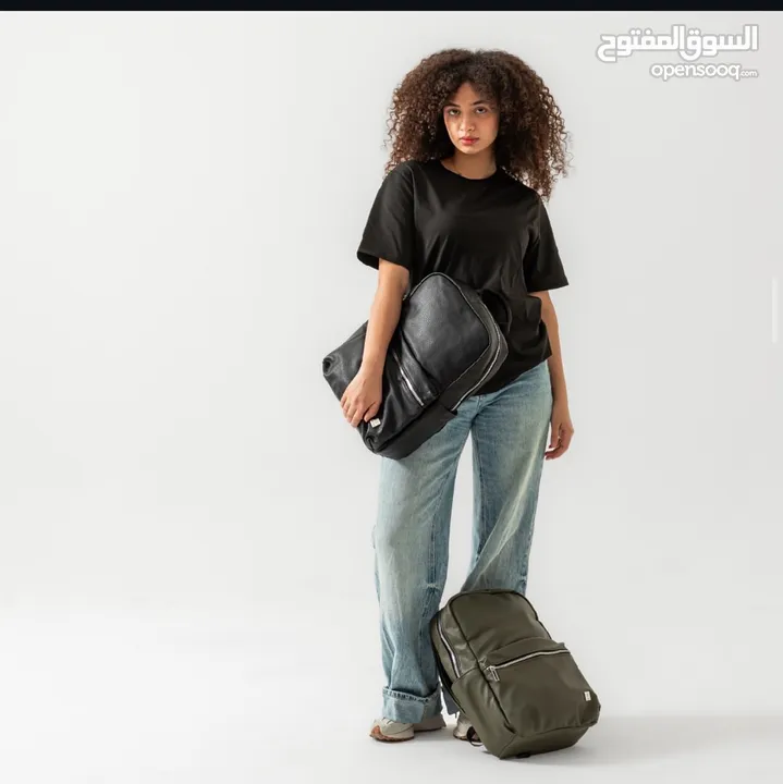 شنطة يد مميزة من براند WIWU جلدها مرتب وعليها رقم سري بكفالة الوكيل الحصري
