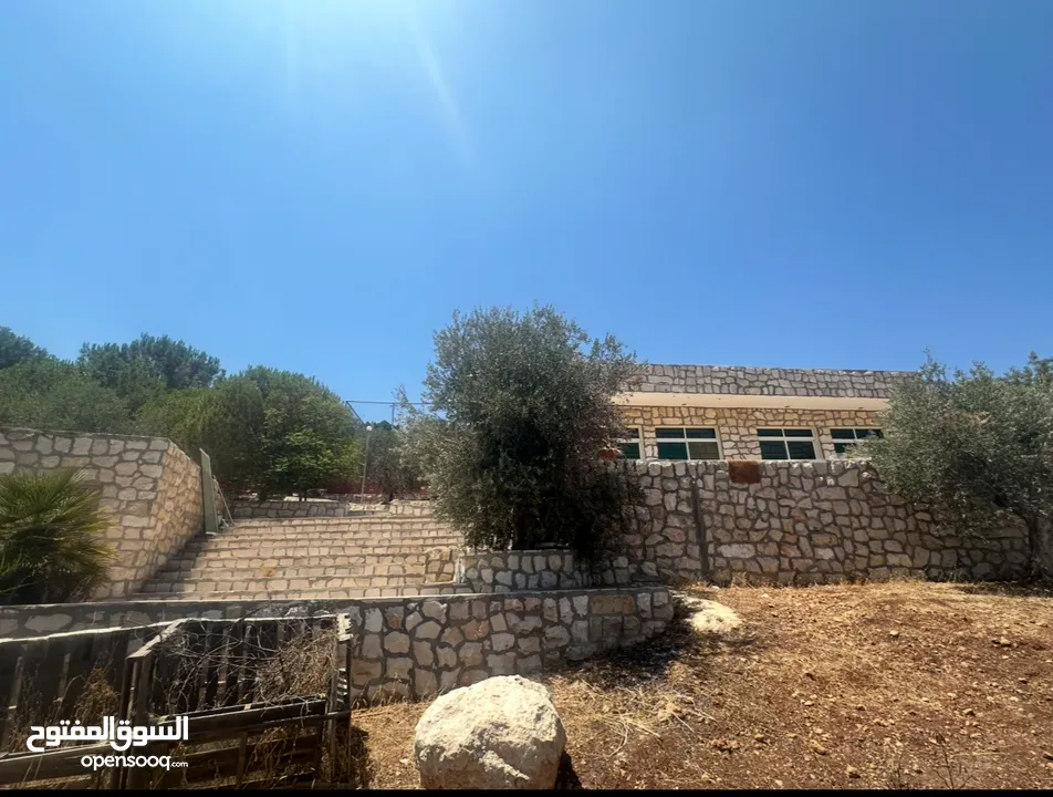 مزرعة للبيع   بأجمل  مناطق الصبيحي (ميسرة) على قمة الجبل ذو اطلالة خلابة