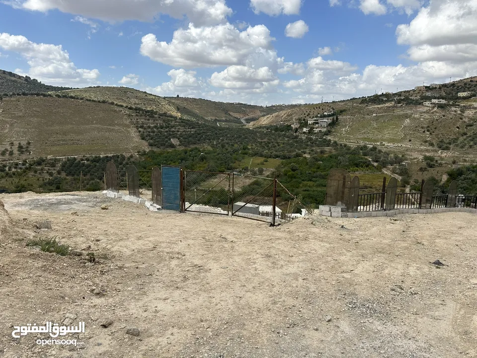 استراحة استثماريه للبيع مطله على وادي الريان قوشان مستقل 3،5 دونم مشجرة بالكامل مع مواقف سيارات