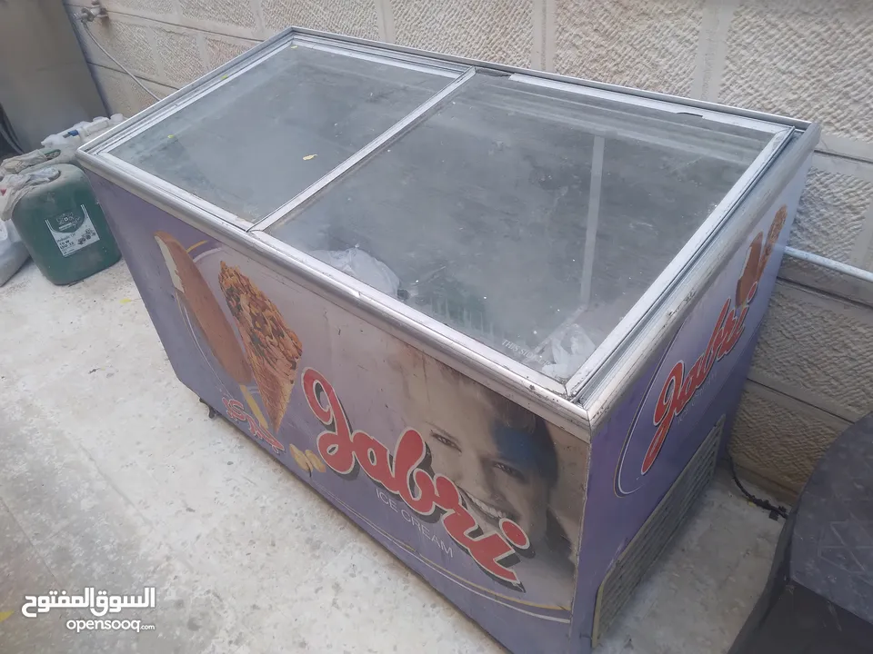 عدة مطعم مستعمل بحاله جيده للبيع بداعي السفر يوجد  متفرقات كثيره جاطات ستيل طناجر صواني ميزان
