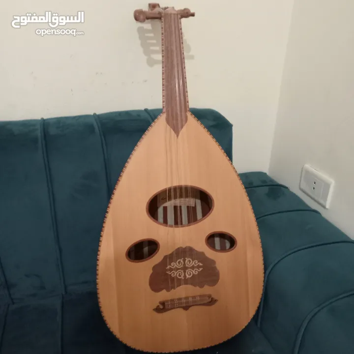 عود زرياب مع شنطه تبعه و ريشتين .