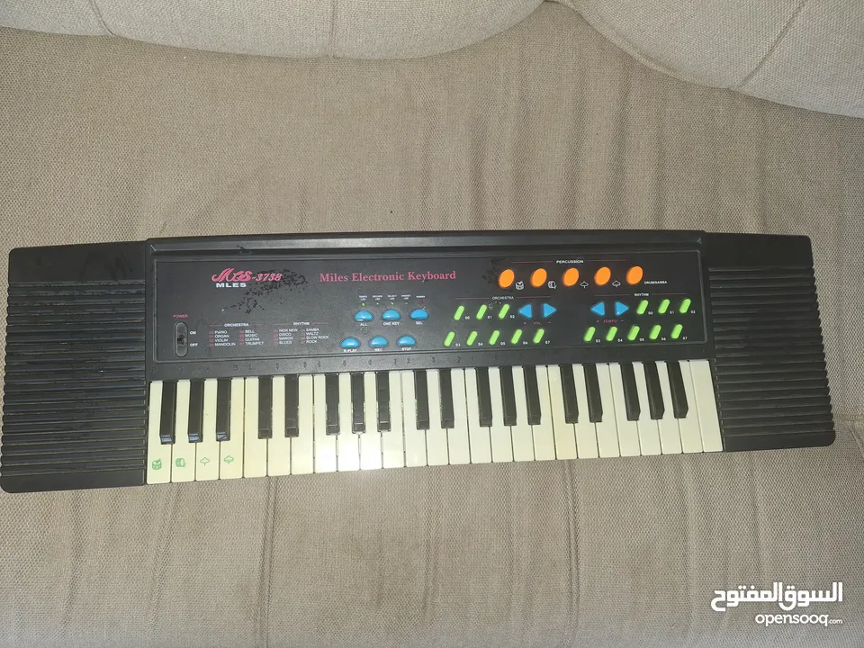 اوركن Mles ( Miles Elcotronic keyboar)  مستخدم  مع الكرتونة بحالة ممتازة للبيع