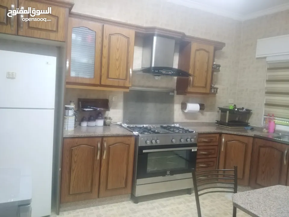 شقة للبيع طابق اول  مساحة 137م في ضاحية الامير حسن 3 غرف نوم  الشقة بحالة ممتازة وموقع مخدوم