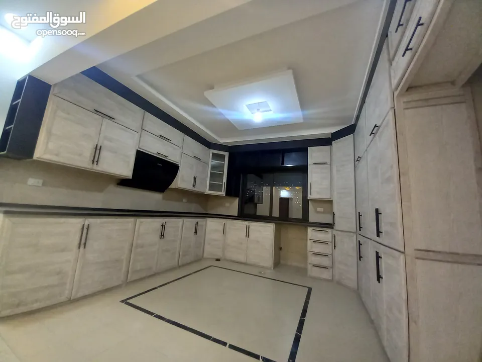 شقة فاخرة مع روف فاخر للبيع بسعر مغري