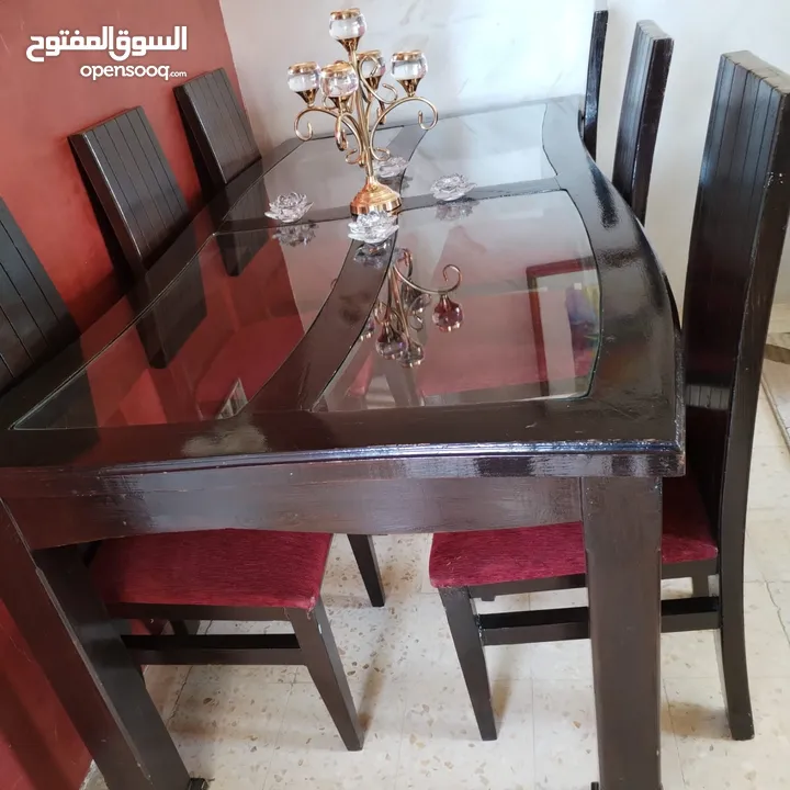 طاولة سفرة مع 6 كراسي بحالة جيدة جدا