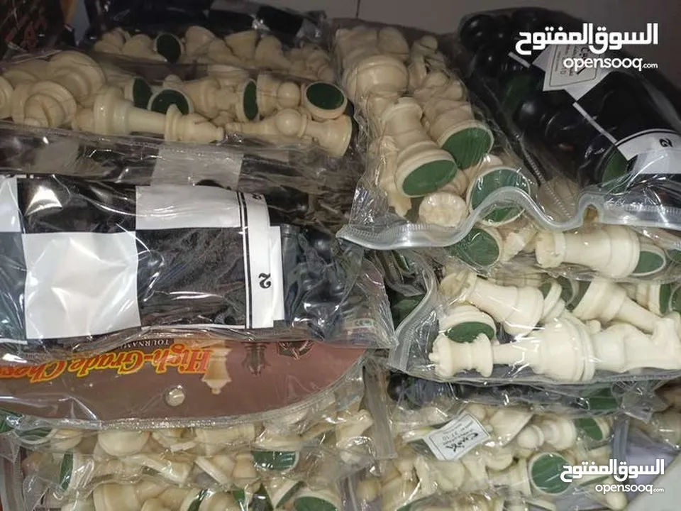 رقعة شطرنج جلد رول بطولات. احجار الشطرنج عظم  مع شنته