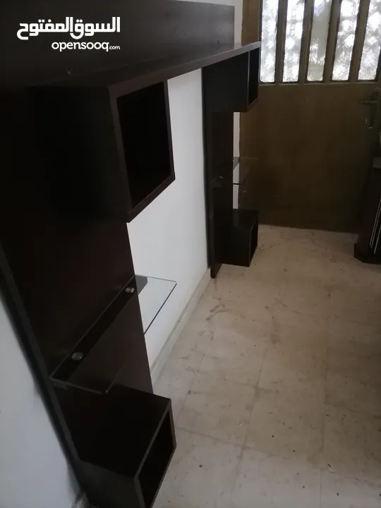 ديكور شاشة ثقيل  ورفوف زجاج