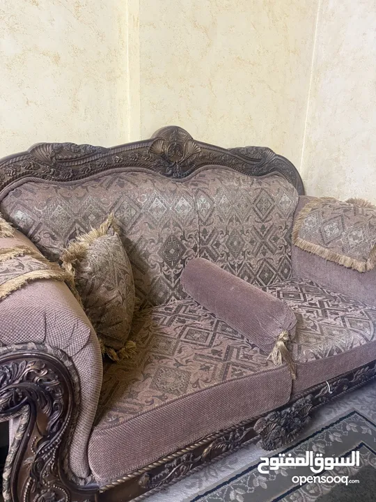 طقم كنب خشب 9 مقاعد + طاولات وسجاد وبرداي - بحالة ممتازه ، غرفة ضيوف كامله و جديده