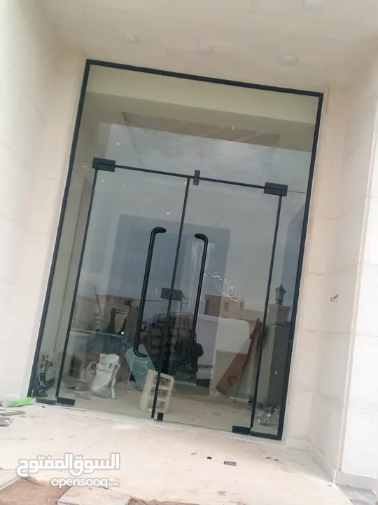 معلم زجاج ومرايا وسيكوريت ودبل وتركيب وتفصيل جميع انواع الزجاج وللمرايا وتركيب جميع زجاج الطاولات
