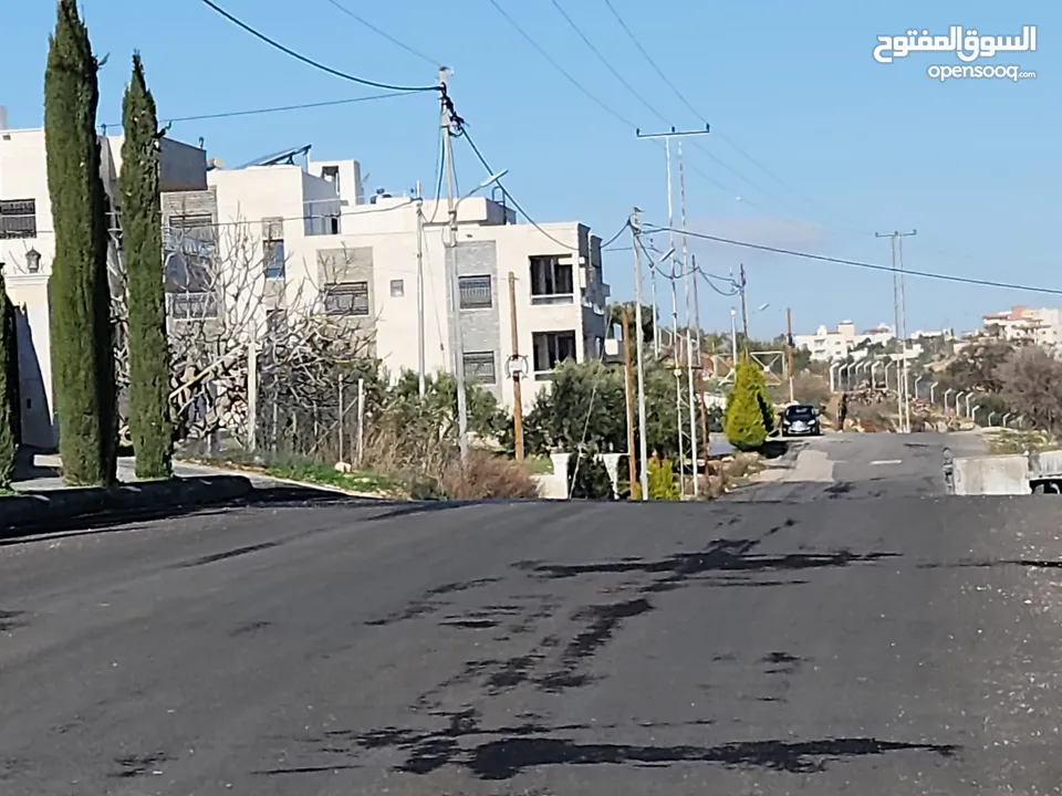ارض مميزة 700 متر في ابو نعير ذات اطلاه عاليه على مسجد الحدائق وابراج السادس تبعد عن دوار الشعب 10د