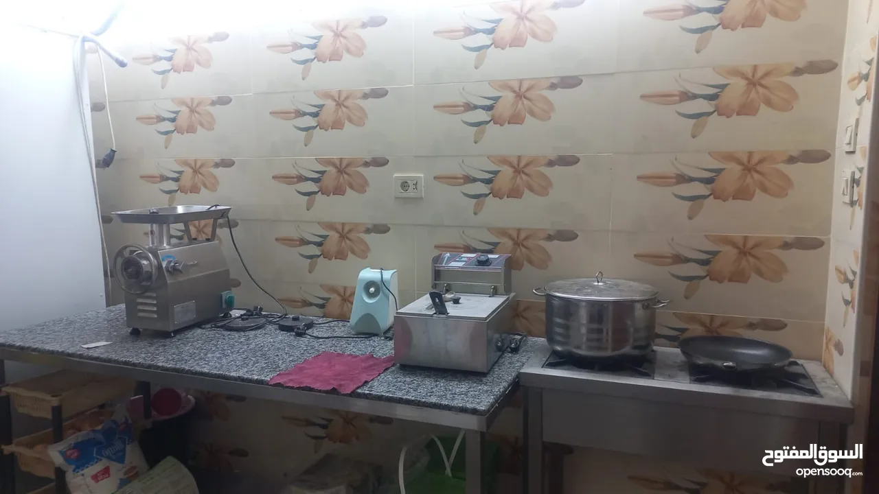 مشروع مطعم معجنات وبيتزا متكامل للبيع مع كافة المعدات الجديدة ورخصة مطعم شامل،بداعي العودة إلى سوريا