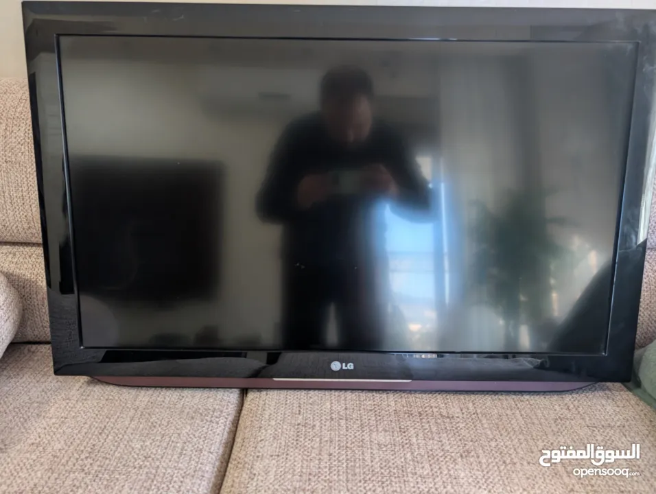 شاشة تلفزيون LG بحالة ممتازة مقاس 42