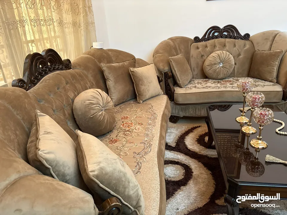 مضافه للبيع بالكامل شبه جديد لم يتم الجلوس عليها  طقم كنب وطقم طاولات بردايه وسجاده تركي طقم بالكامل