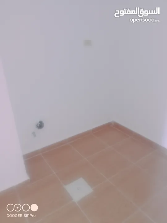 شقة للبيع طابق ثالث مع روف
