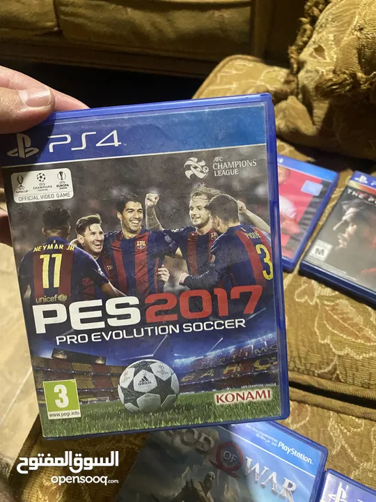 مع 8 سيديات وثلث ايدين وجميع ملحقاتهPs4