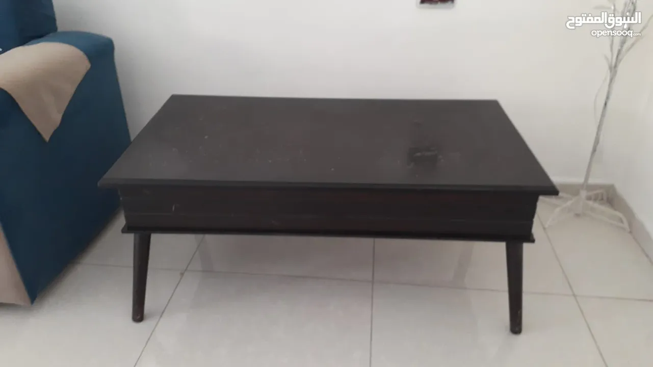 غرفة ضيوف مع 3 طاولات طقم كامل