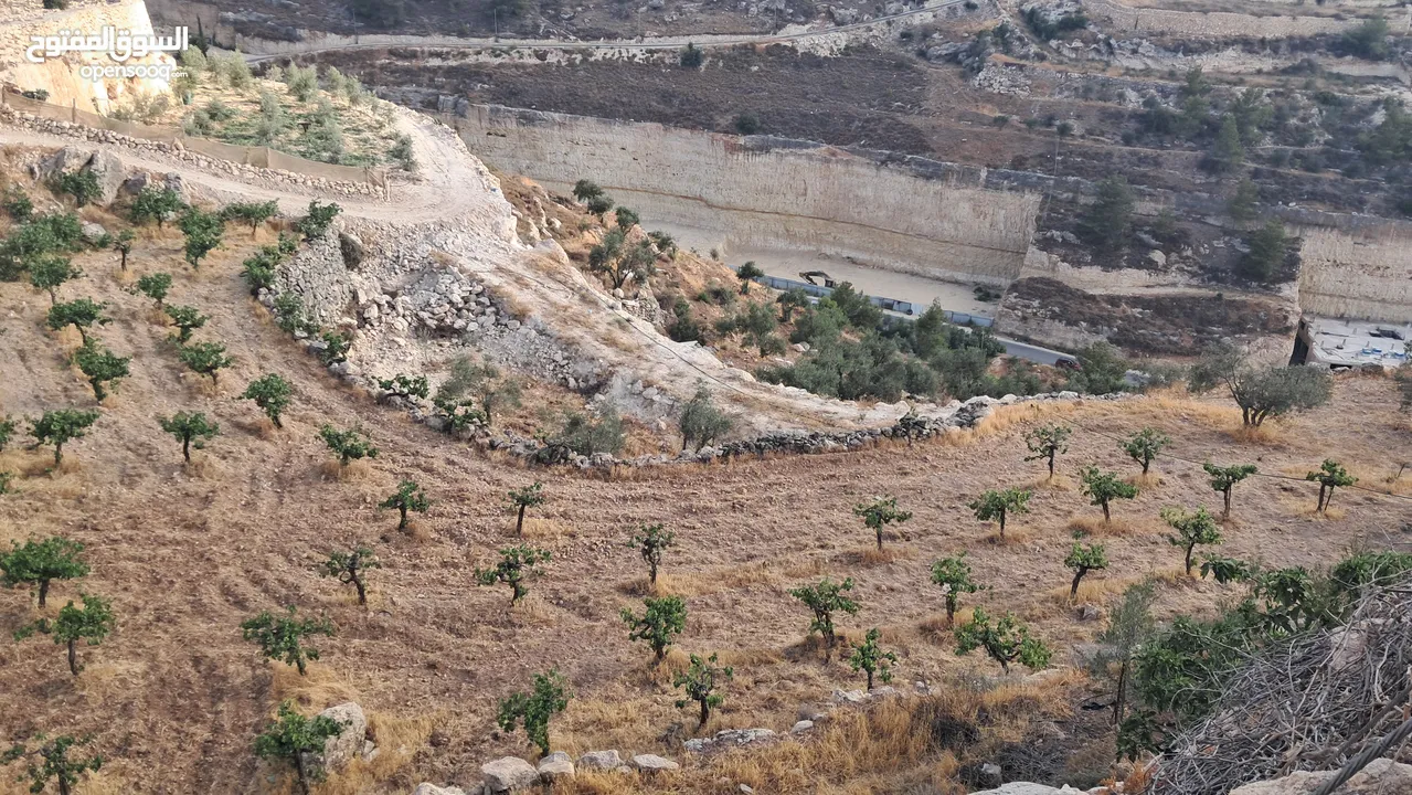 أرض في بيت كاحل مطلة على شارع واد القف