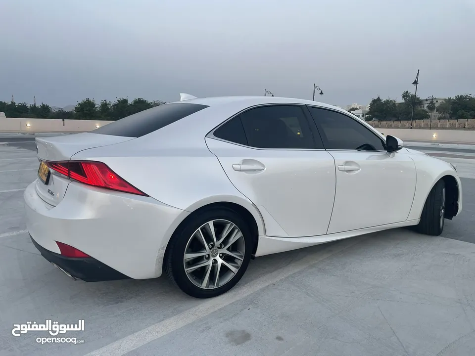 Lexus IS 300 2018 لكزس اي اس نظيفة جداً