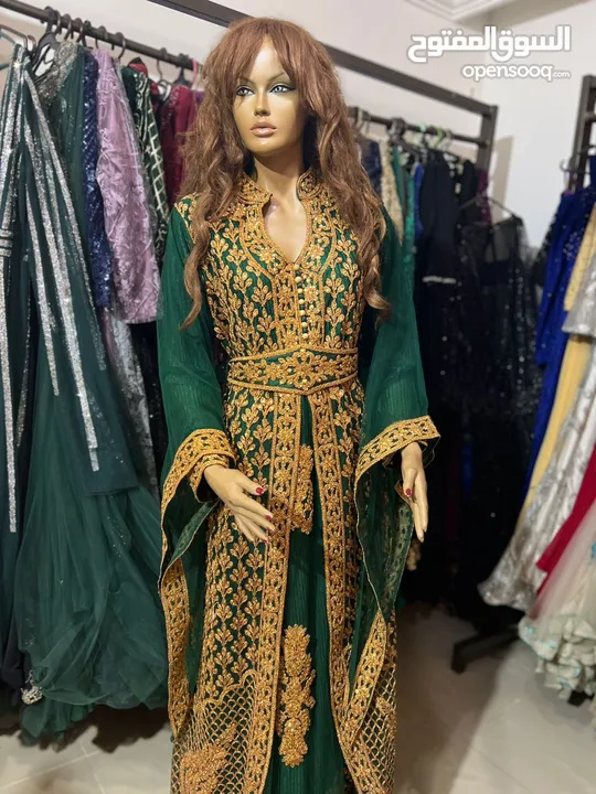 فساتين للبيع بسعر مغري