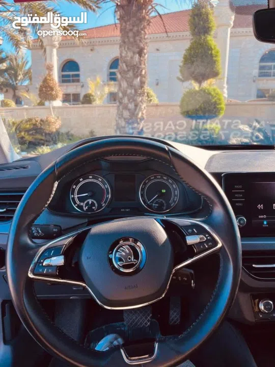 سياره سكودا كميك للبيع لون رمادي