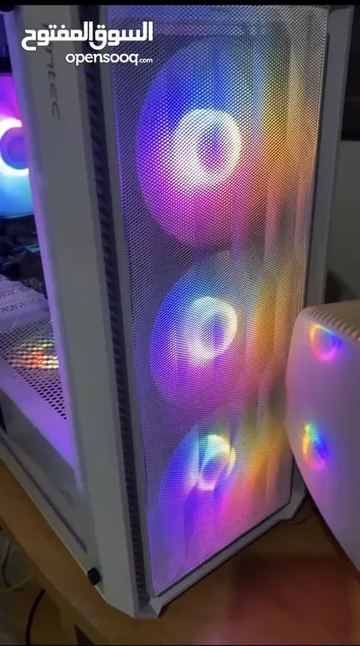 كمبيوتر جيمنمج بحالة متازة لونه ابيض