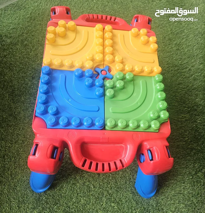 Megabloks طاولة  + بوكس بعجلات فيه عدد قطع منيح و مميزة