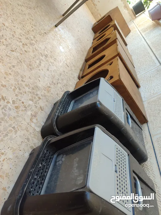 بيوت قطط عدد خمسه مع ليتر بوكس كبير عدد 2 لم يستخدم ابدا فقط عليهم غبره للبيع او بدل على عصافير