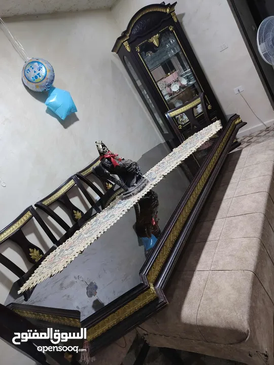 طاولة سفرة مع فضية للبيع بسعر 200 حالة جيدة