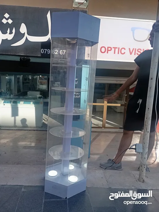 ستاند متحرك مستعمل نظيف للبيع
