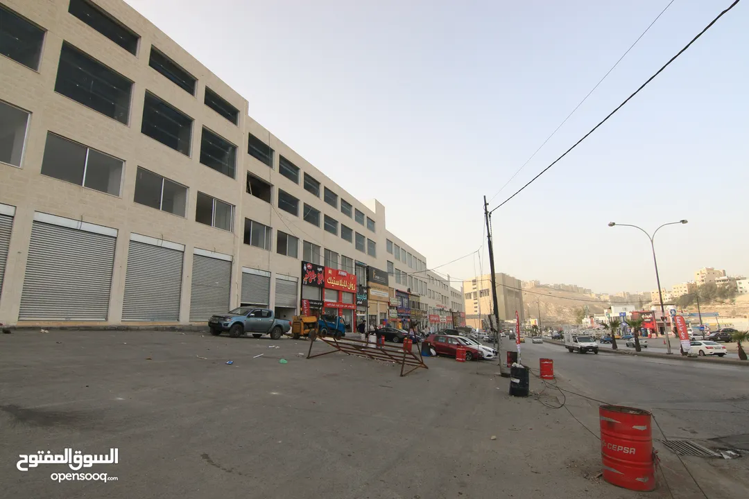 مخزن للايجار 39م قرب الجسور العشرة على الشارع الرئيسي (شركة حسين الحسيني)