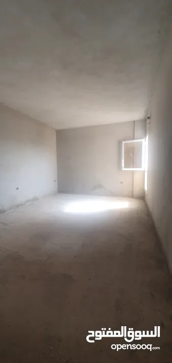 شقة جديدة حجم كبيرة نص تشطيب للبيع في مدينة طرابلس منطقة رأس حسن  بعد كباب العريبي علي يمين في حوازت