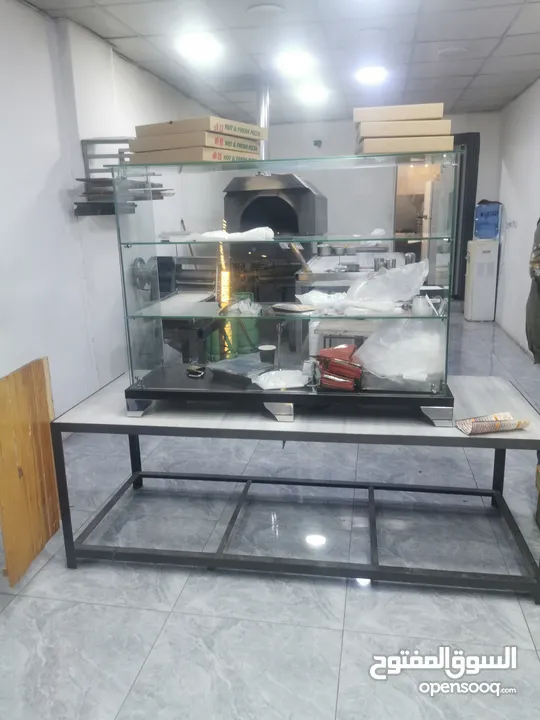 عدة مطعم معجنات فتاحة براشة موزريلا مبرشة طاولة مقلى بطاطا ثلاجة فترينه عرض معجنات كولار فريزر