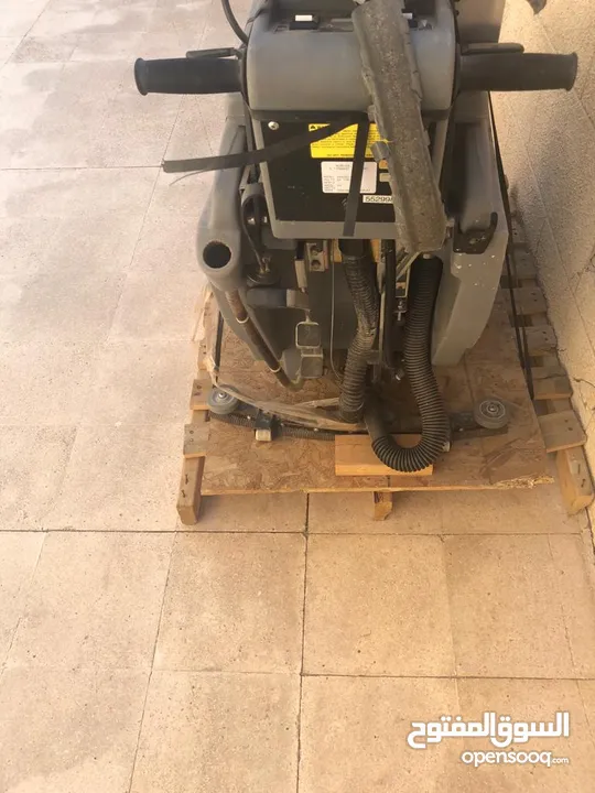 ماكينات تنظيف سجاد وجلي بلاط امريكيه للبيع