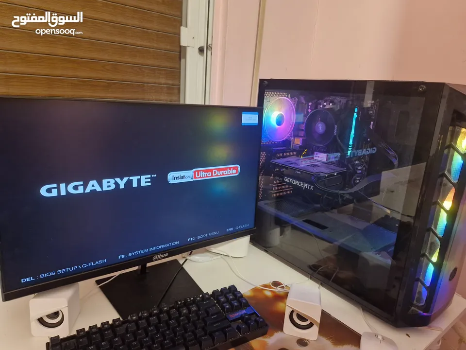 كومبيوتر جيمنغ مع طاولة جيمنغ