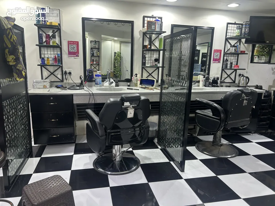 صالون رجالي للبيع بمعداته السعر قابل للتفاوض